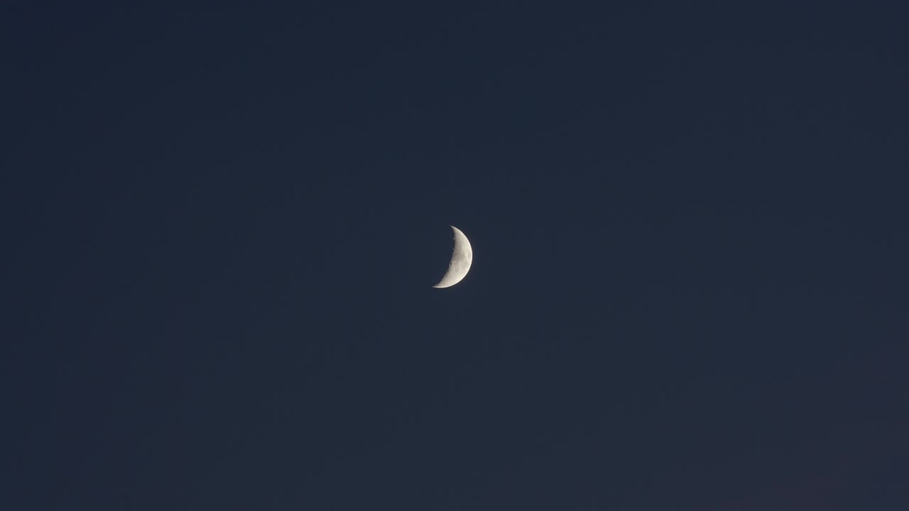 하늘에 있는 어린 달