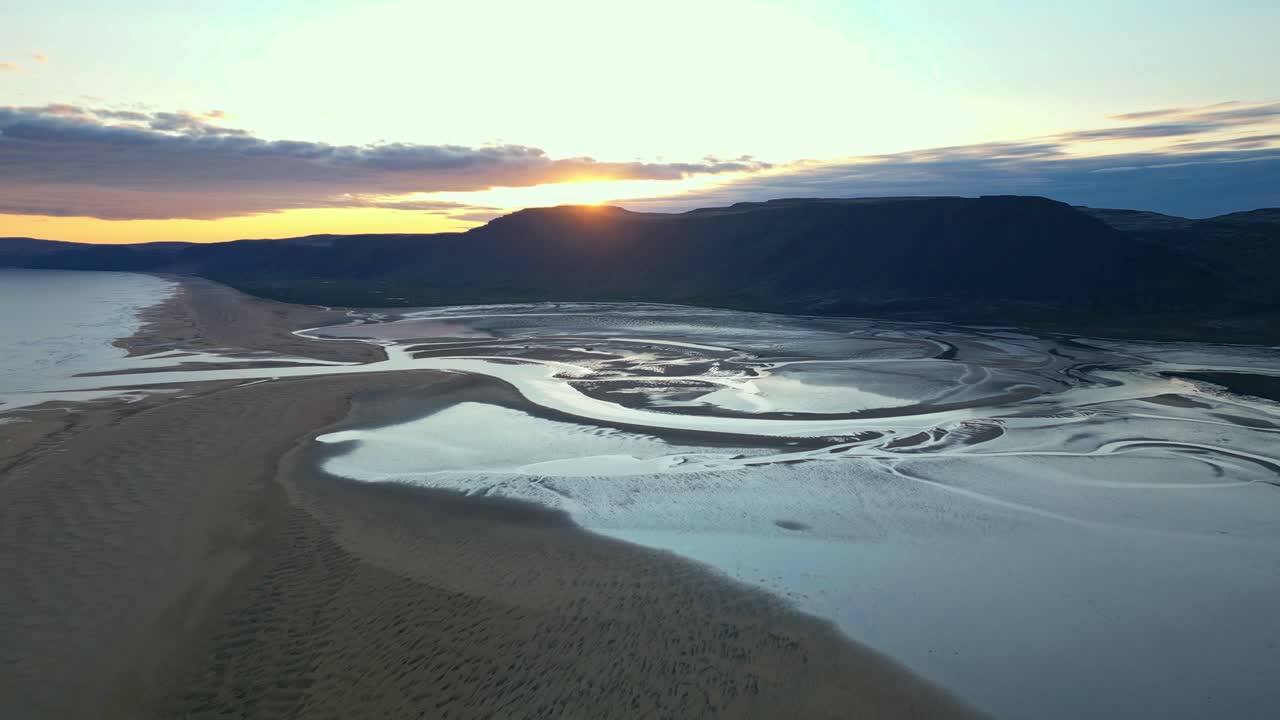 Skyline aerea all'alba sopra la spiaggia di Rauðisandur, Westfjords, Islanda