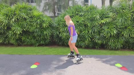 práctica de patinaje sobre ruedas para mujeres