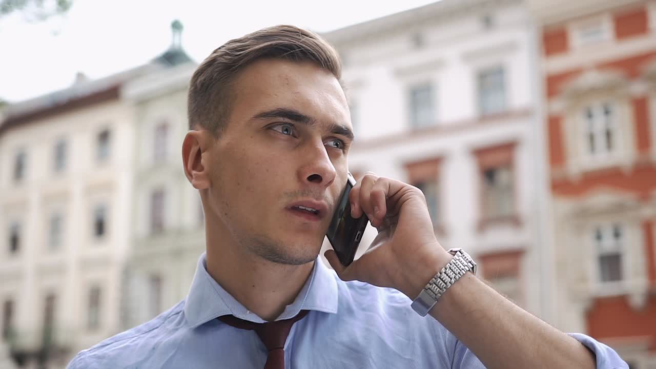 도시에서 전화로 얘기하는 남자