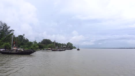 Many-boat-Stood-on-the-river