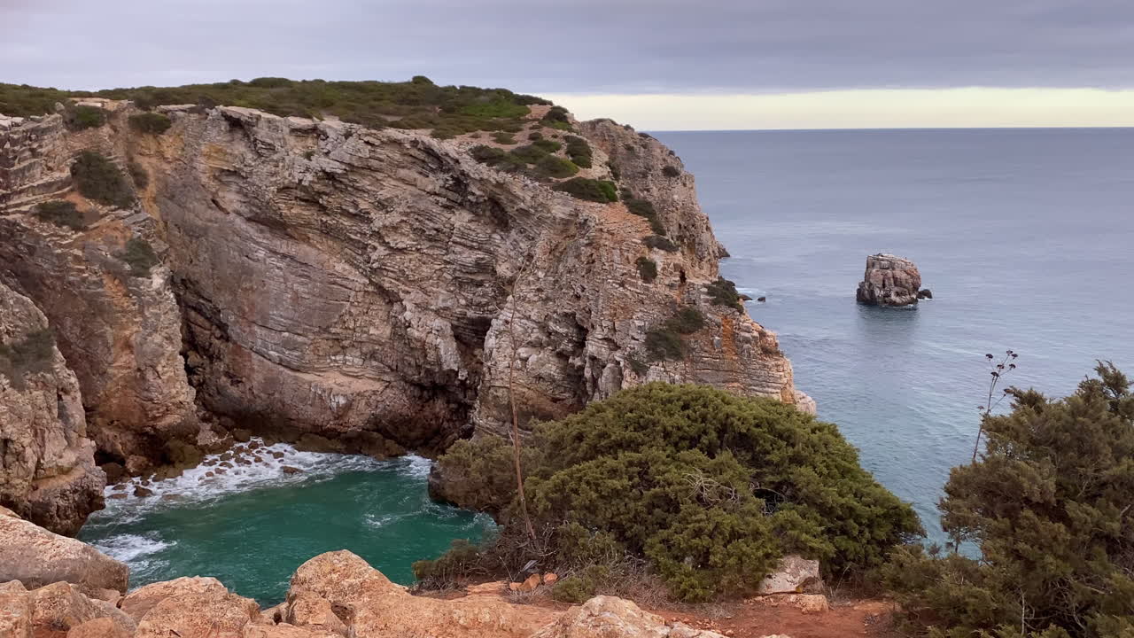Una cala nascosta scavata dal tempo e dalla marea, dove l'acqua turchese incontra le antiche rocce della costa dell'Algarve