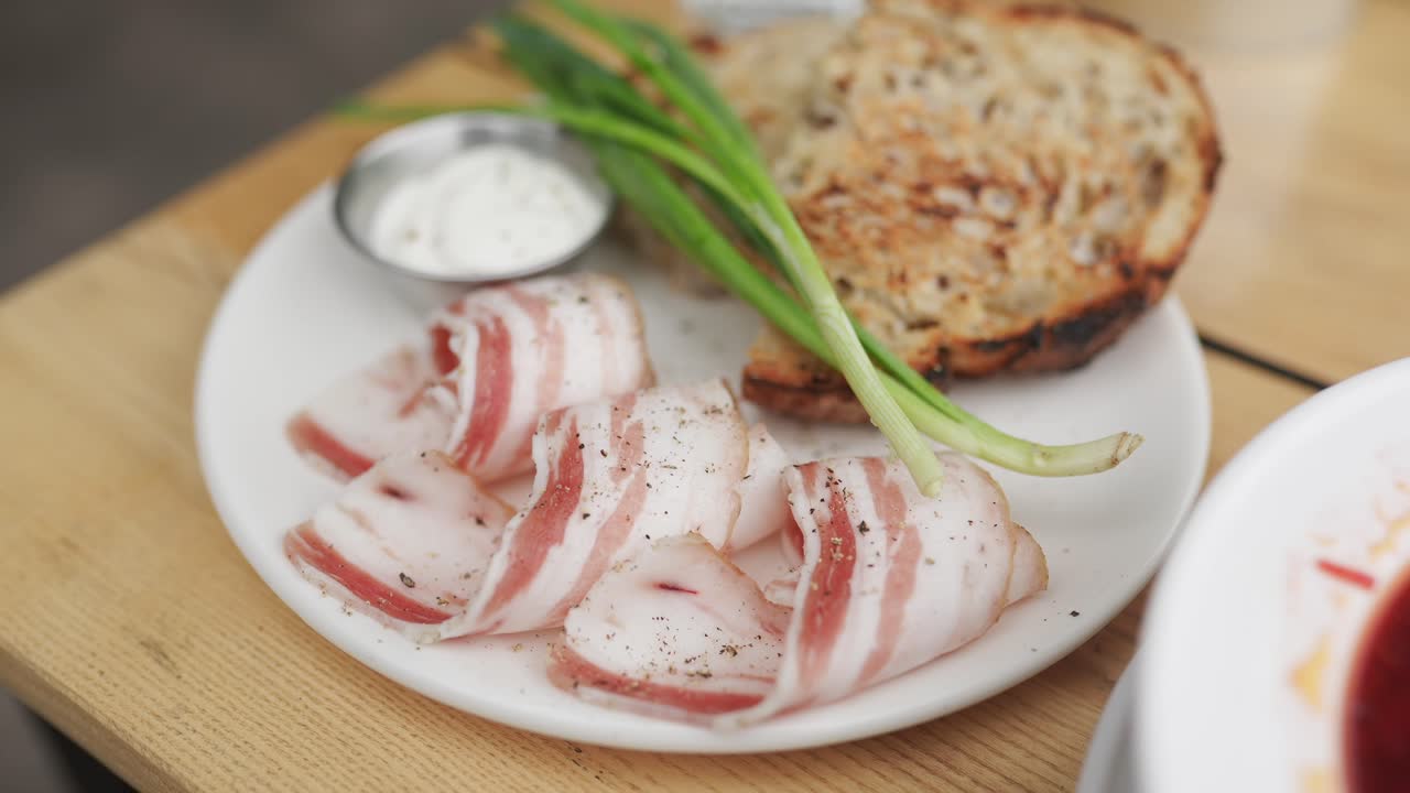 토스트와 매운 크림으로 개진 베이컨