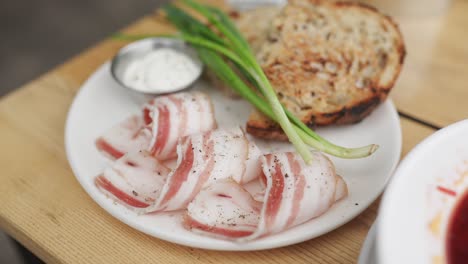 tocino en rebanadas con tostadas y crema agria