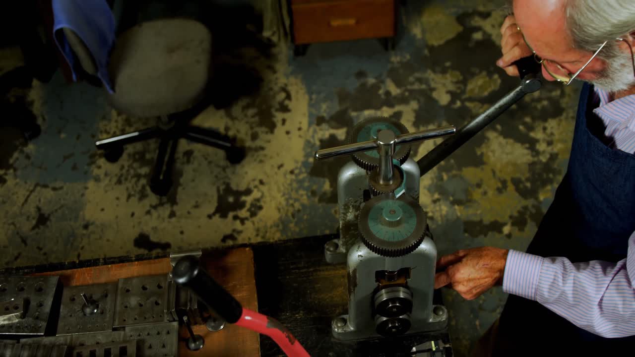 orfebre trabajando en una máquina en el taller 4k