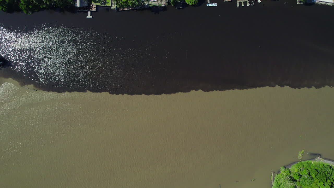 강 입구 의 공중 전망