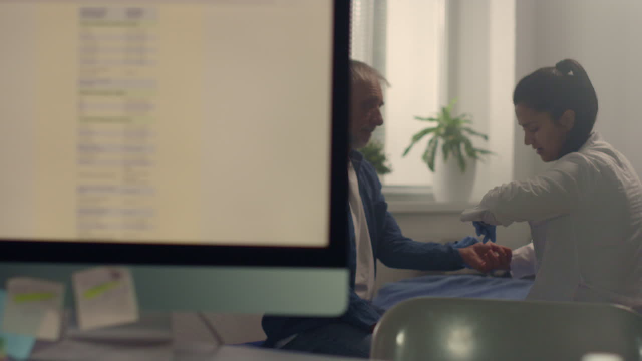 병원에 있는 노인 환자의 맥박을 확인하는 의사. 건강을 확인하는 노인.