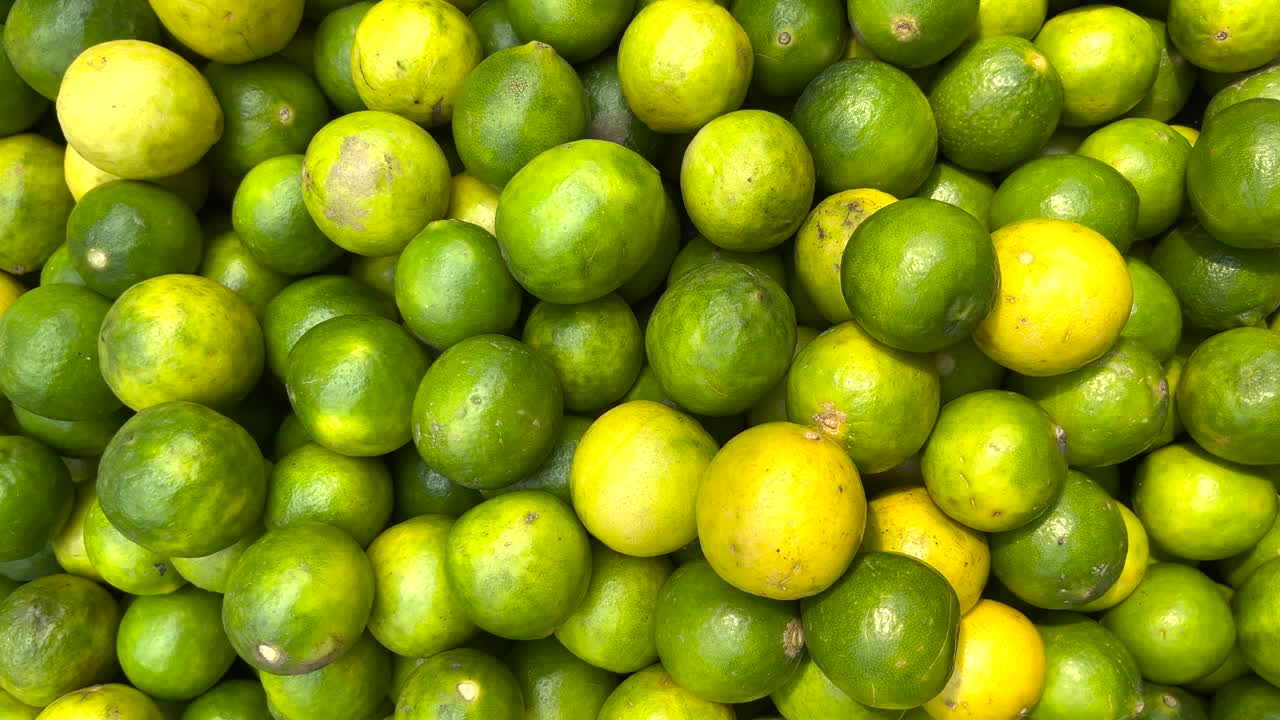 Limões sendo vendidos no mercado.