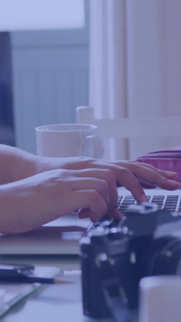 Animazione di icone email su donna caucasica che usa il computer