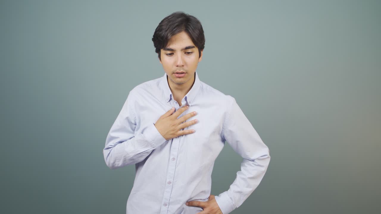 hombre con dificultad para respirar.