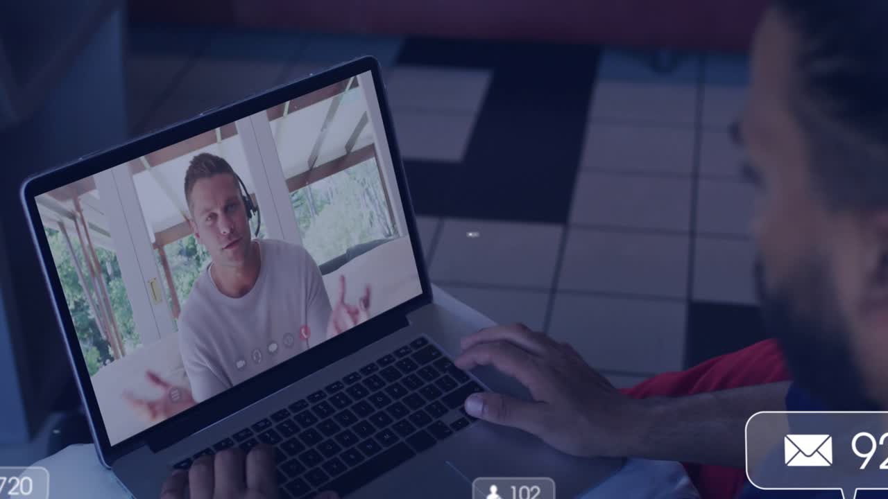 Hombre iniciando una videollamada de negocios en remoto en un portátil, con notificaciones animadas que muestran el seguimiento de estadísticas