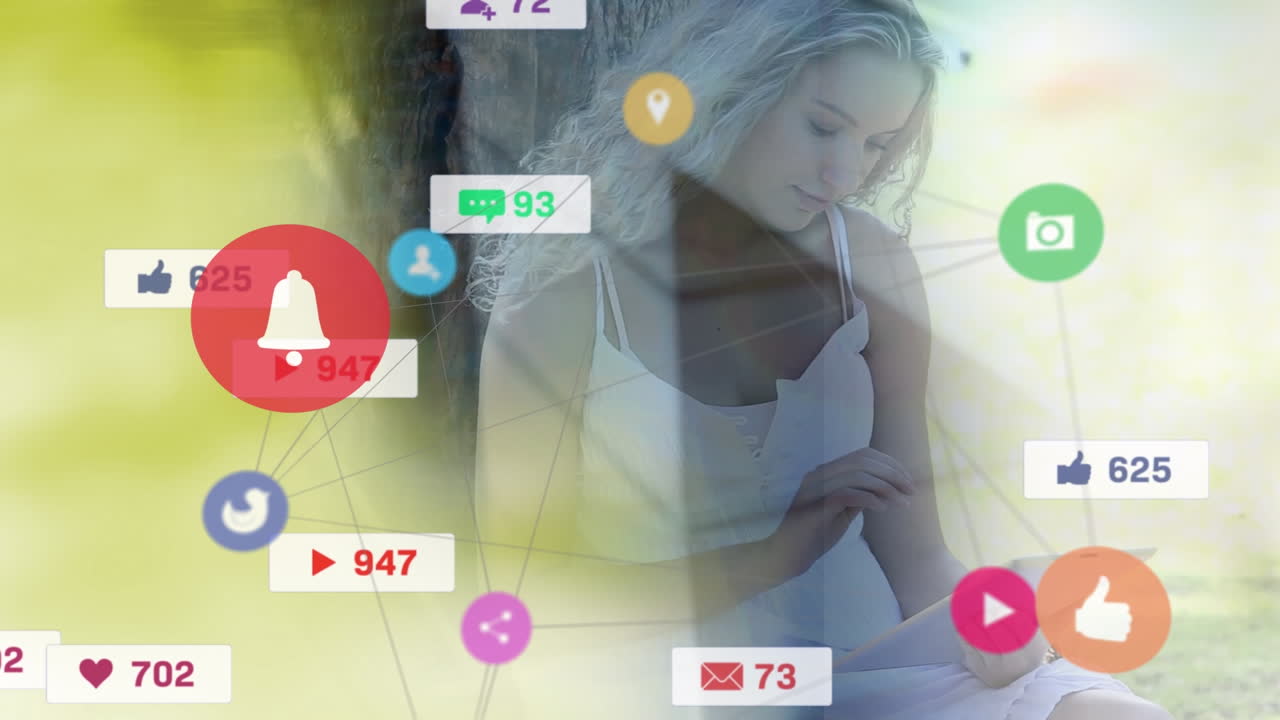 태블릿을 사용하는 백인 여성에 대한 소셜 미디어 아이콘과 연결 네트워크의 애니메이션