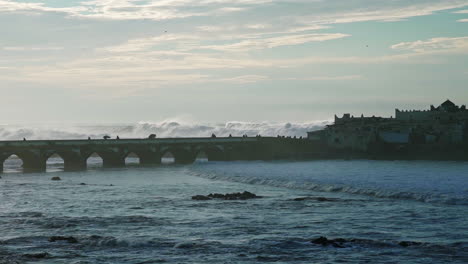 Große-Wellen-Vor-Der-Brücke-Sidi-Abderrahman-In-Casablanca-Marokko