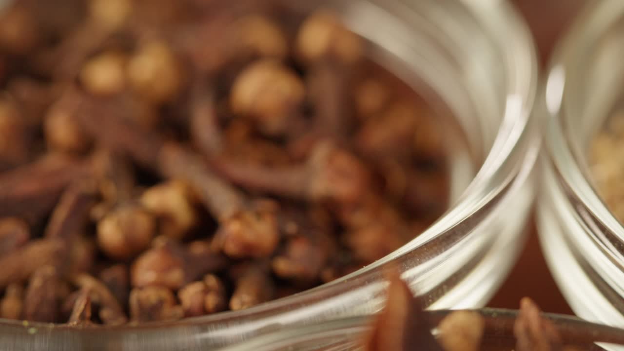 especias en cuencos de vidrio de cerca. cultura de oriente medio y árabe. condimentos y sabores. pimienta, cilantro, anís estrella, pimentón, comino. diferentes tipos de hierbas secas para cocinar.