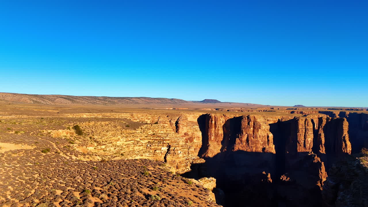 Che si erge sulla pianura ricoperta di arbusti e illuminata dal sole splendente. Vista mozzafiato sulle splendide rocce del Marble Canyon, Arizona, USA