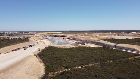 vista aérea de las obras de construcción de la nueva estación de tren de alkimos y el corredor ferroviario