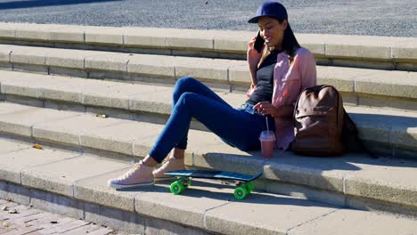 Mujer-Hablando-Por-Teléfono-Móvil-En-La-Ciudad-4k