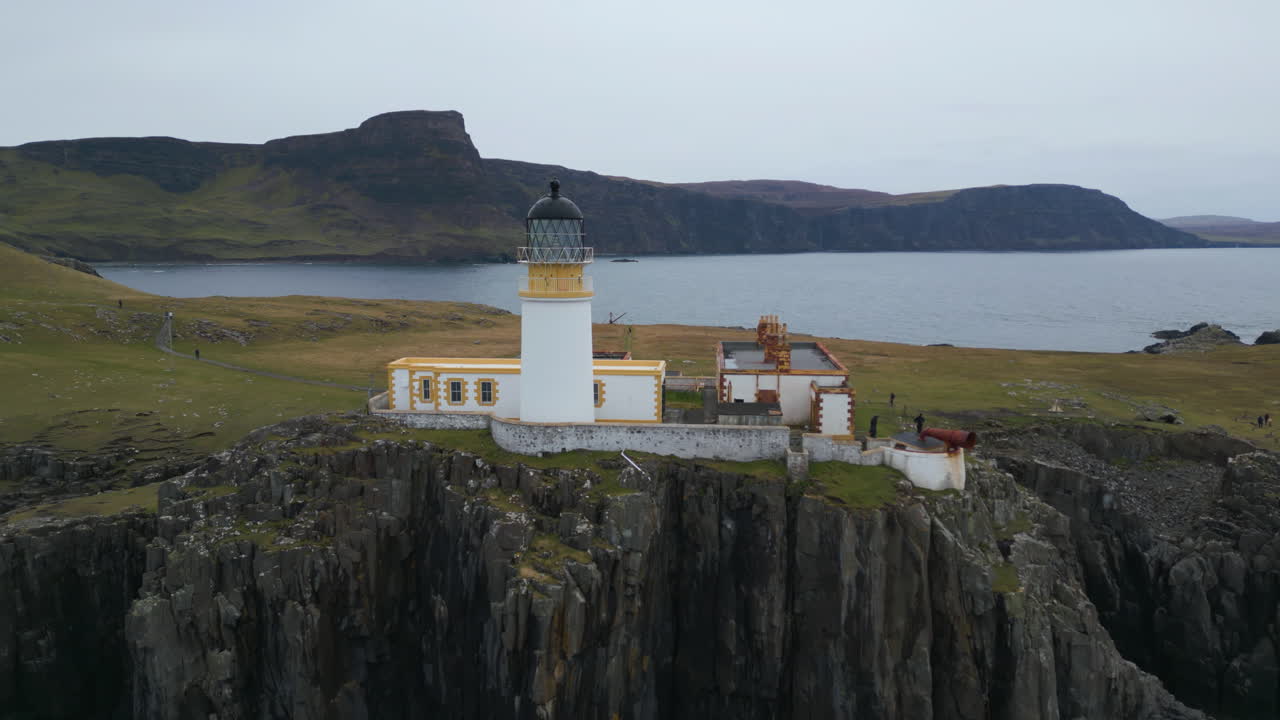 vuelo aéreo por el faro de neast point, hermoso paisaje de la isla de skye
