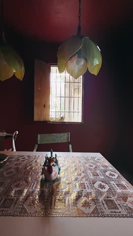 comedor vintage con estatuilla de pez decorativa