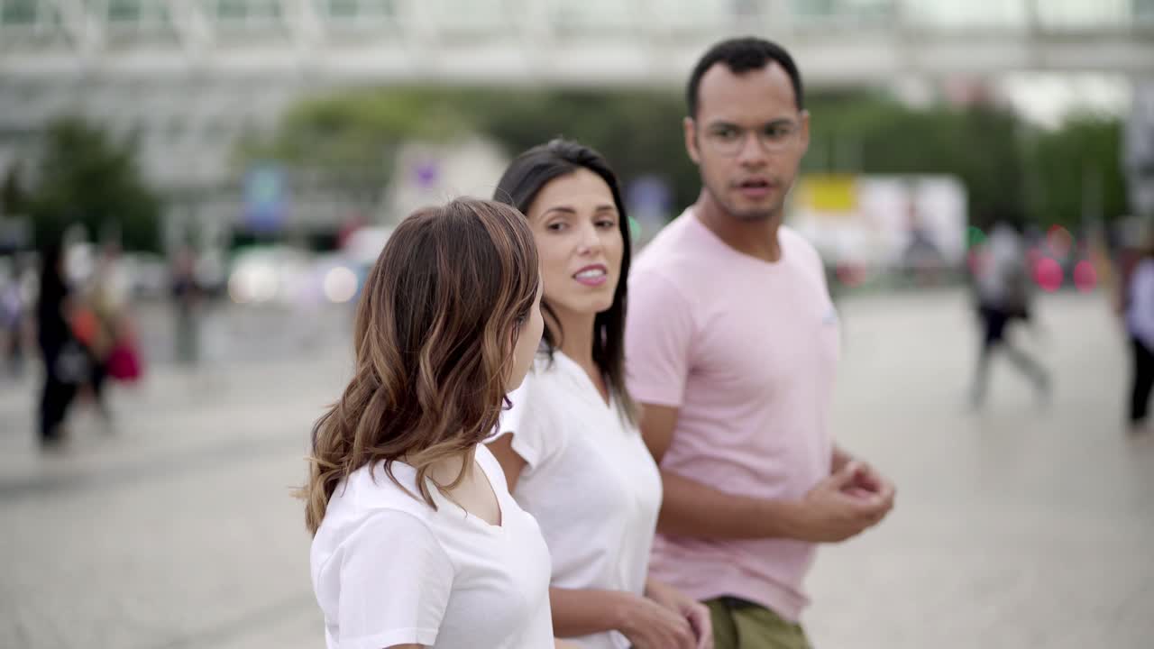 산책 중 의사 소통 하는 즐거운 사람 들