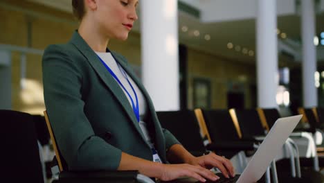 biznesmen używający laptopa w nowoczesnym biurze 4k