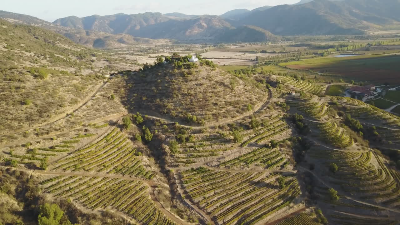 aerial de las colinas de la bodega en el valle de colchagua, chile