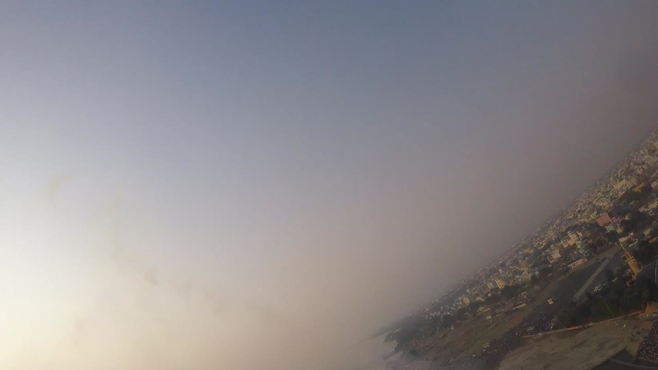 드문 - 곡예 비행을 수행하는 스턴트 비행기의 독특한 공대공 영상 - 강변에서 공개 에어쇼