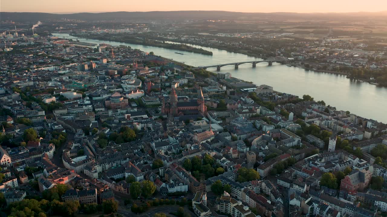 ciudad de mainz por un drohne a primera hora de la mañana dando vueltas alrededor de la cúpula y el centro de la ciudad con el río rin al fondo