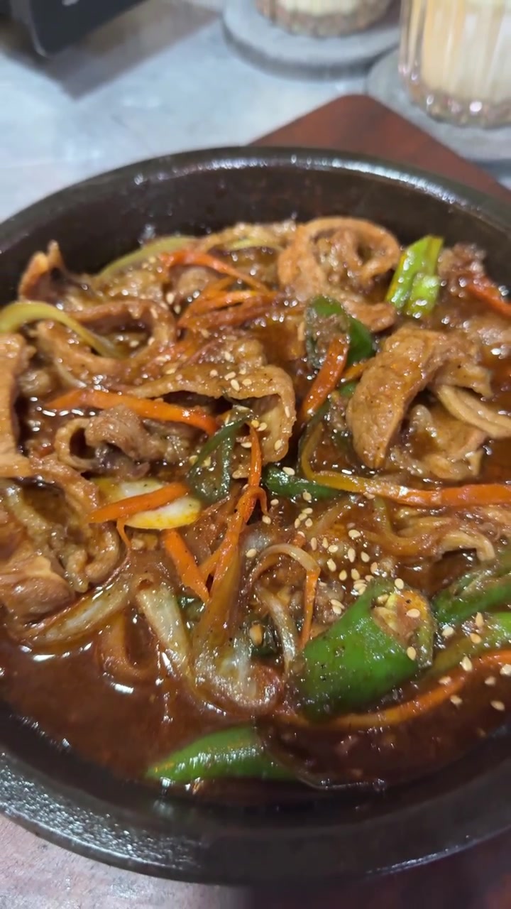 Tumis Babi Pedas Korea yang Mendesis dalam Mangkuk Batu Panas