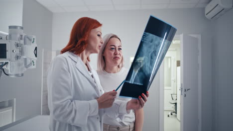 médico y paciente revisando las radiografías