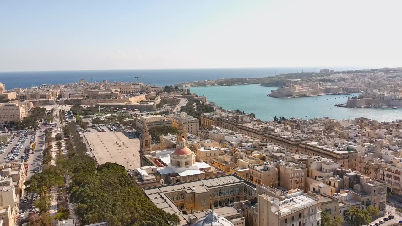 Ripresa drone che vola verso l'alto sopra una splendida vista di La Valletta e Floriana.