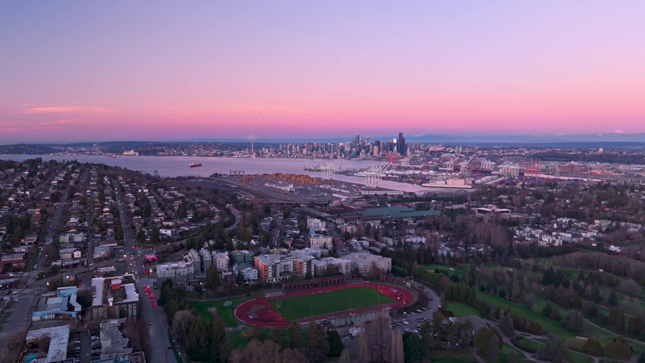 Ripresa con drone sopra lo Stadio di West Seattle con il Puget Sound e i grattacieli di Seattle che si stagliano in lontananza
