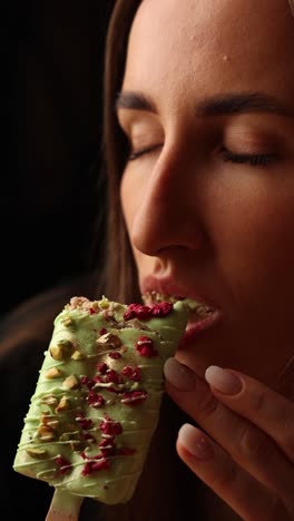 una mujer comiendo un helado de chocolate de menta