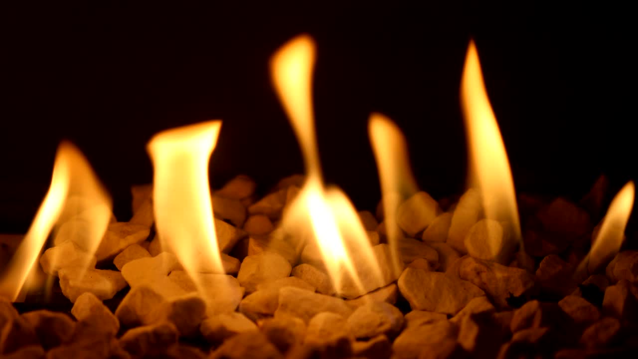 불타는 불을 가진 가스 벽난로