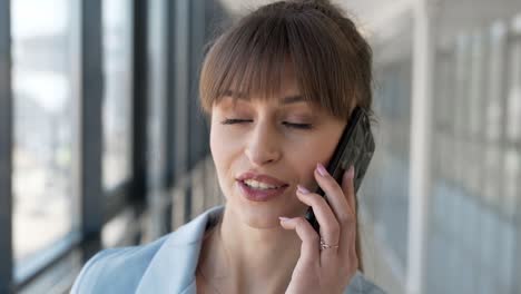 retrato de una chica elegante hablando por teléfono