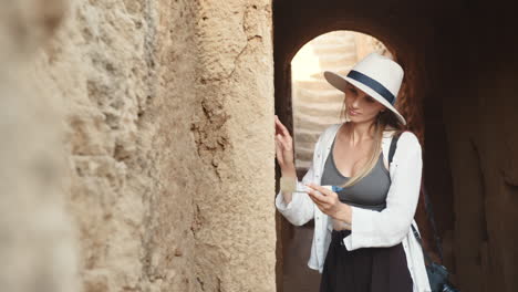 una mujer explorando antiguas ruinas.