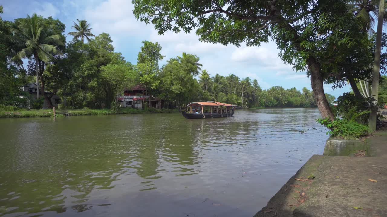 kerala tradicional houseboat pasa a través de las aguas remotas de kerala