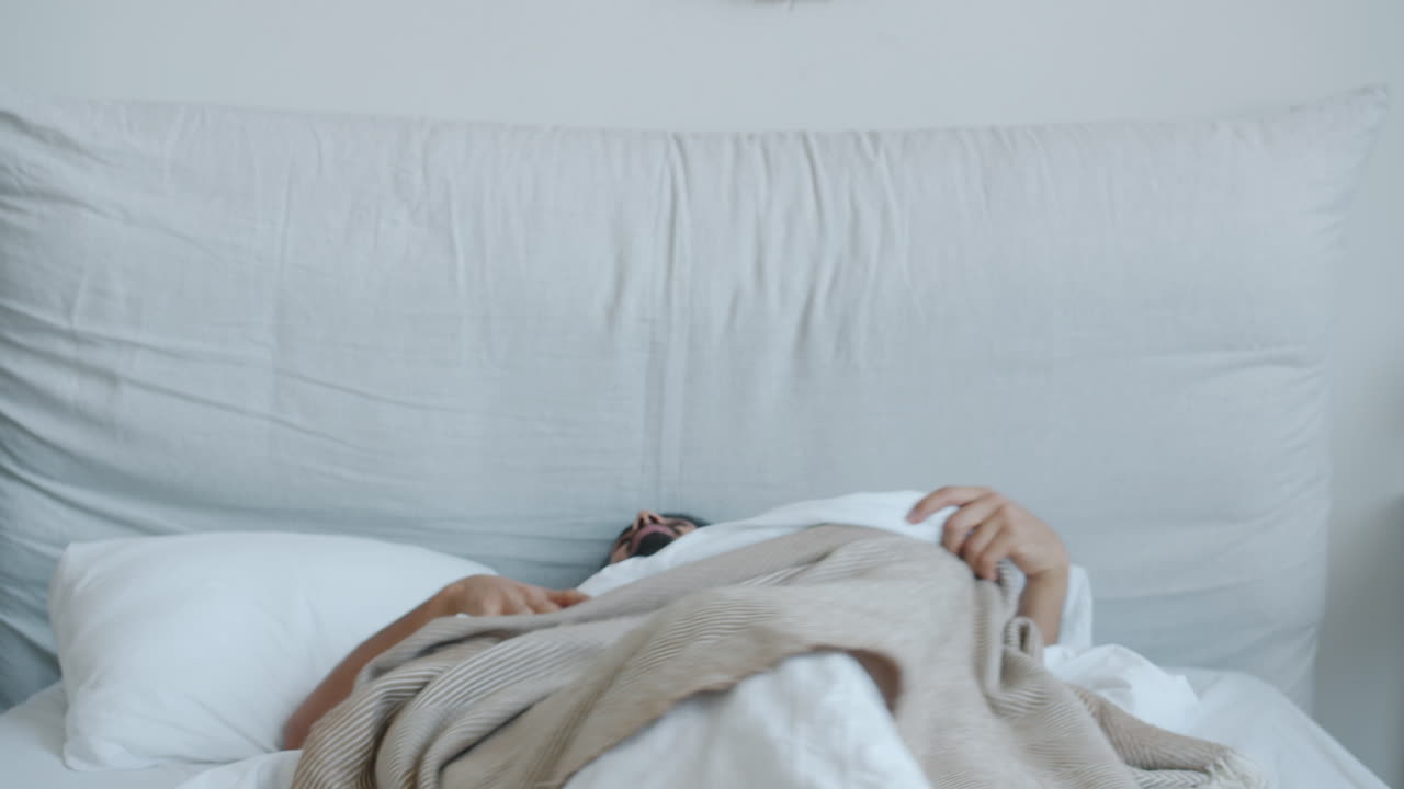 침대에서 깨어나는 남자