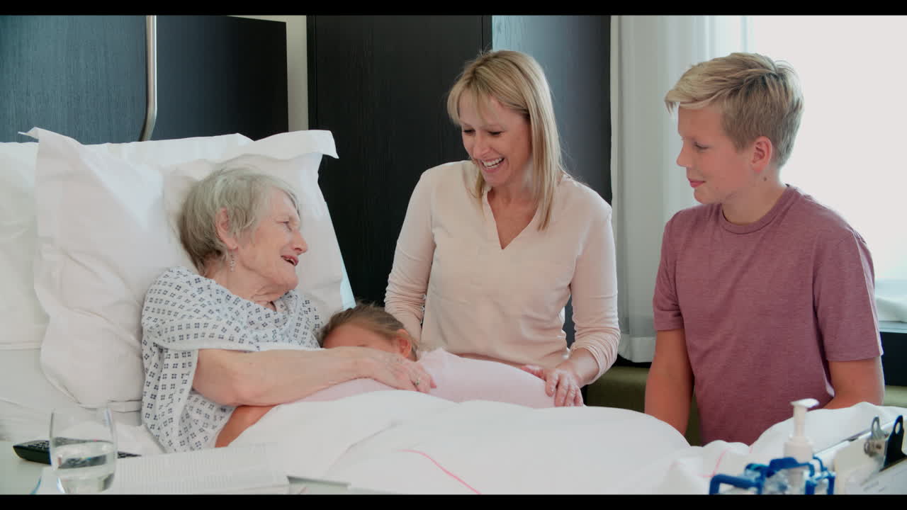 여성 환자와 의사는 병원 방에서 상담을 합니다.