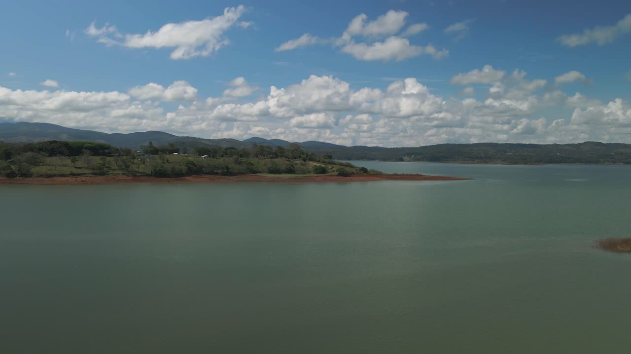 panorámico sobrevuelo de drones arenal lago laguna costa rica, parque nacional en un día de verano, 4k aéreo