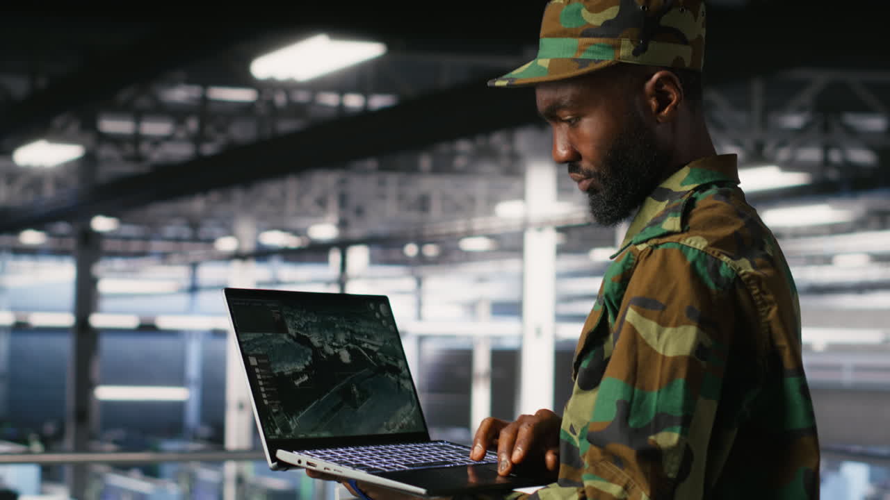 Droneoperatører i et militært datacenter overvåger autonome flysystemer.