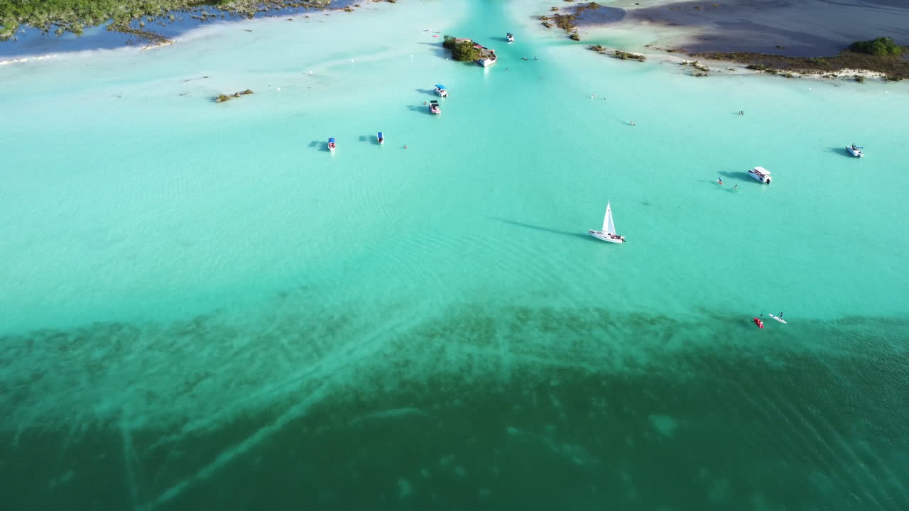 4k의 바깔라르 멕시코에 있는 7색 석호의 드론 공중 돌리 샷 보기 - 석호에서 항해하는 보트에서 멀어짐