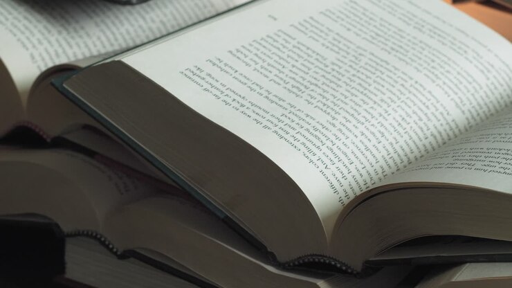 Pila di libri aperti Ripresa con slider Primo piano da sinistra a destra