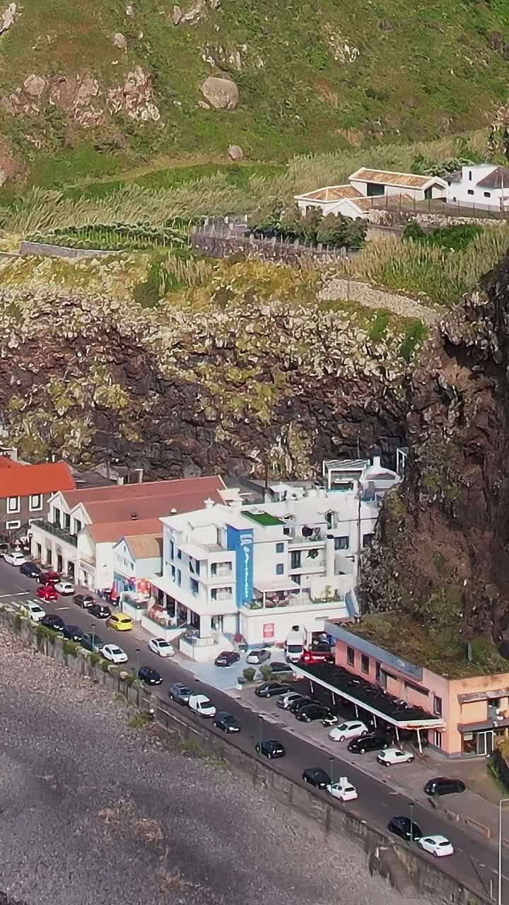Fantastisk flyfoto av kystboliger og strand i Madeira, Portugal