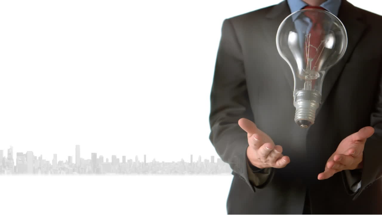 animación de un hombre de negocios lanzando y atrapando una bombilla, sobre el paisaje urbano
