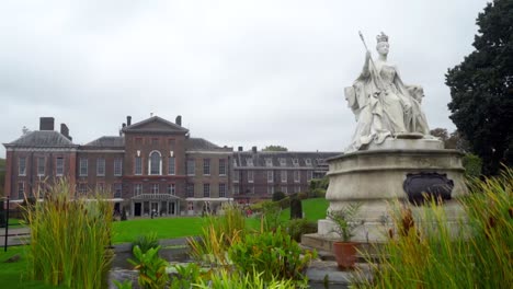 queen victoria statue and buckingham palace