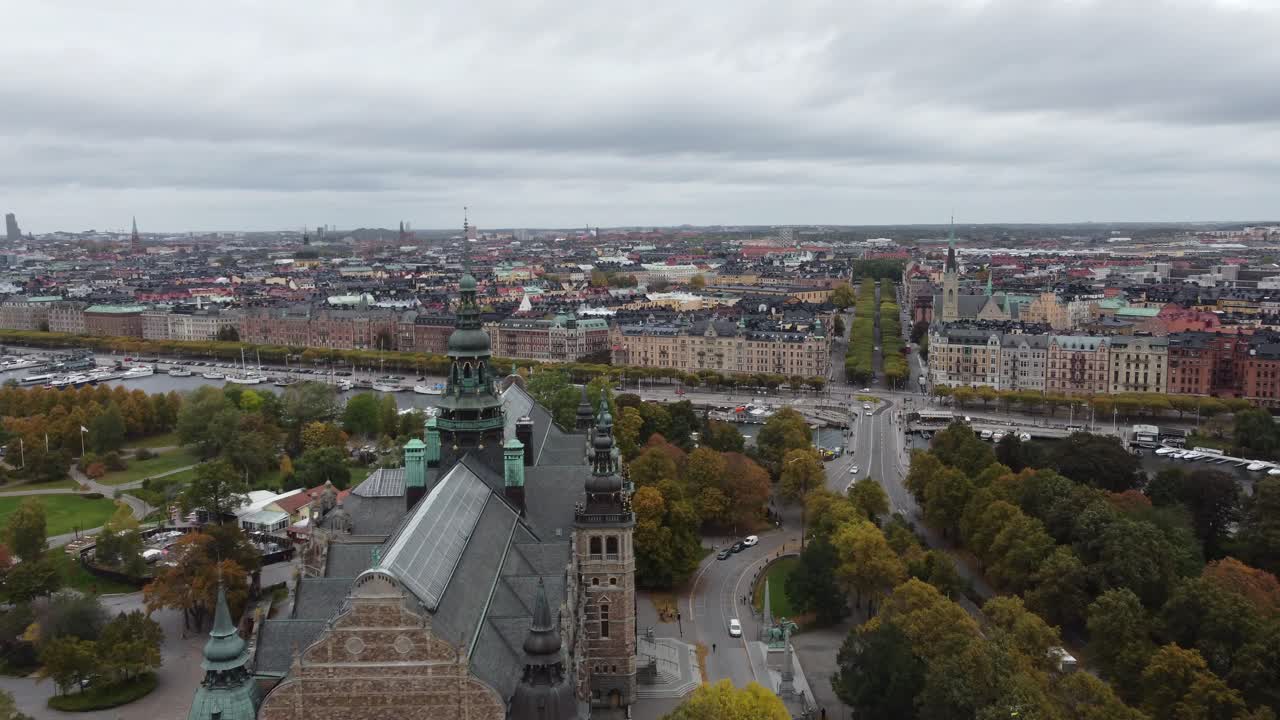 vista aérea del museo nórdico en estocolmo, suecia, se puede ver la isla djurgarden, al fondo la ciudad con sus canales y barcos