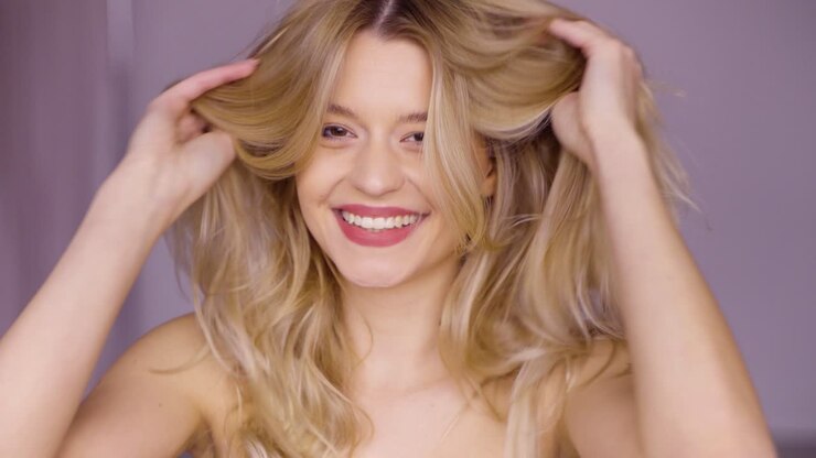 Donna felice con i capelli biondi