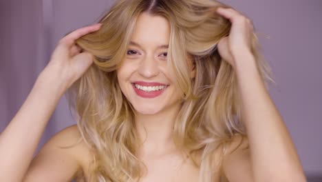 una mujer feliz con cabello rubio.