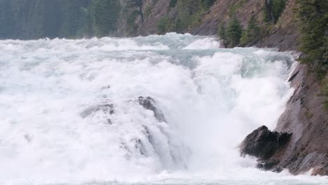 Nebliger,-Gefährlicher-Wasserfall-Der-Klasse-V-Mit-Abgewinkeltem,-Schwarzem-Bettzeug-Planetenfelsen